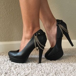 Black heels with gold chain